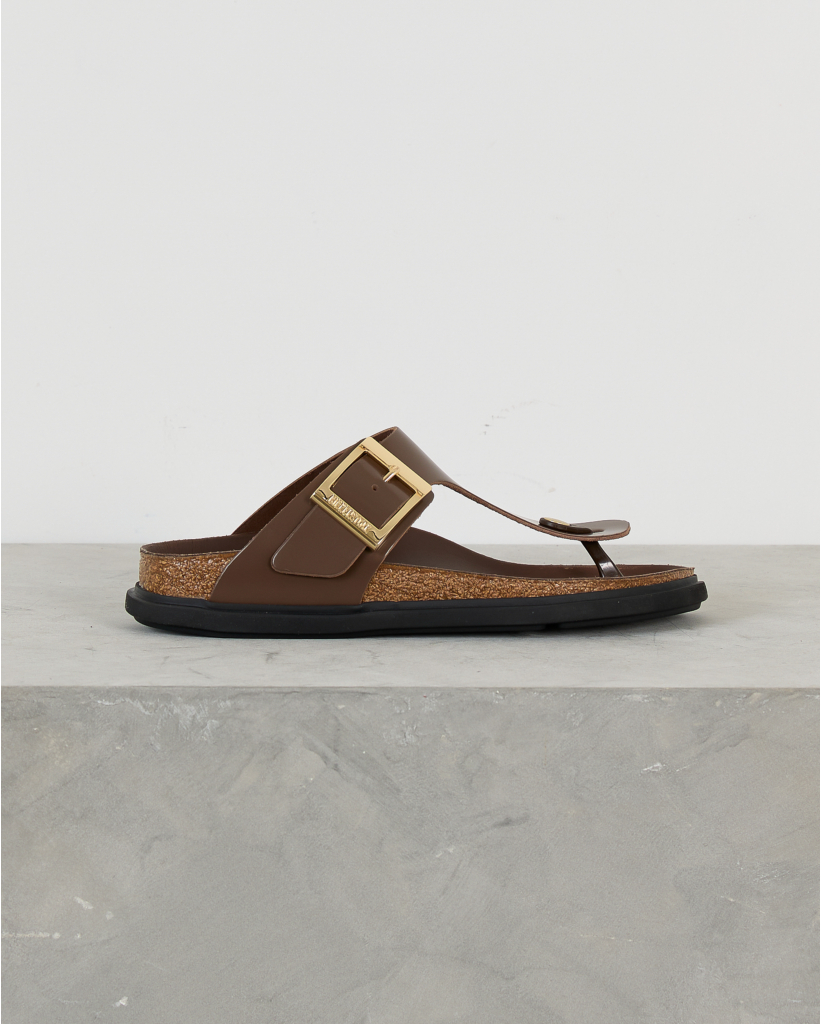 Gizeh Droplet Buckle Cupsole Sandaal High-Shine Carafe