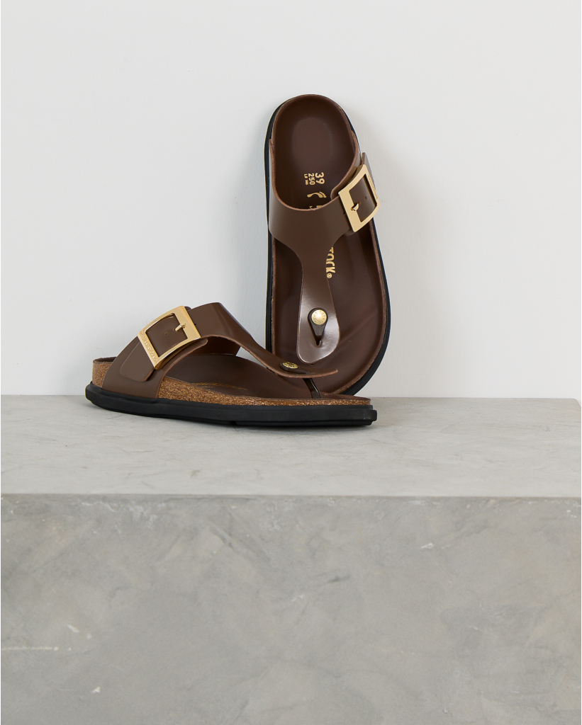 Gizeh Droplet Buckle Cupsole Sandaal High-Shine Carafe